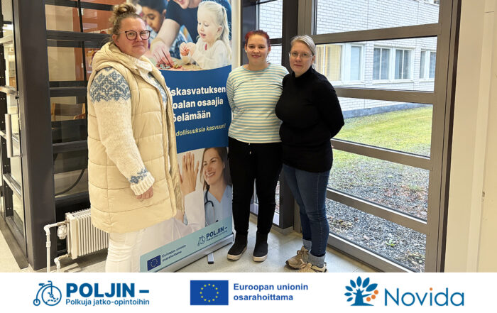 Valokuva Jutta Koivistosta, Kati Lehtiöstä ja Vilhelmiina Pihkoluomasta, jotka valmistuvat varhaiskasvatuksen pilottiryhmästä. Kuvassa on myös ESR+ rahoitteisen hankkeen logot.