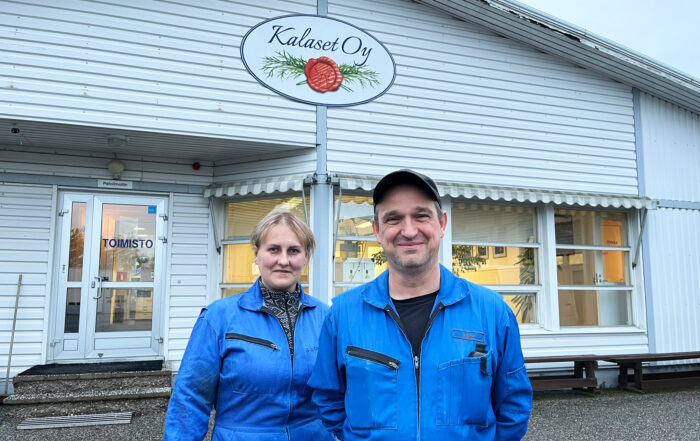 oppsopimusopiskelija Svitlana ja työpaikkaohjaaja Marko seisovat Kalaset Oy:n toimistorakennuksen edessä