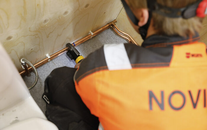 Valokuva putkiasentajan työstä blogitekstiin.